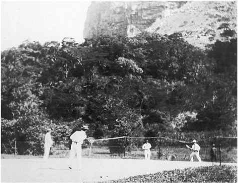Port St Johns - Playing tennis