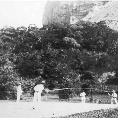 Port St Johns - Playing tennis
