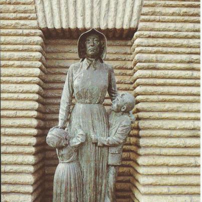 Pretoria,  Voortrekkermonument - Vrou-en Kinderbeeld