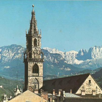 Bolzano ( Bozen ), Turm der Pfarrkirche gegen den Rosengarten
